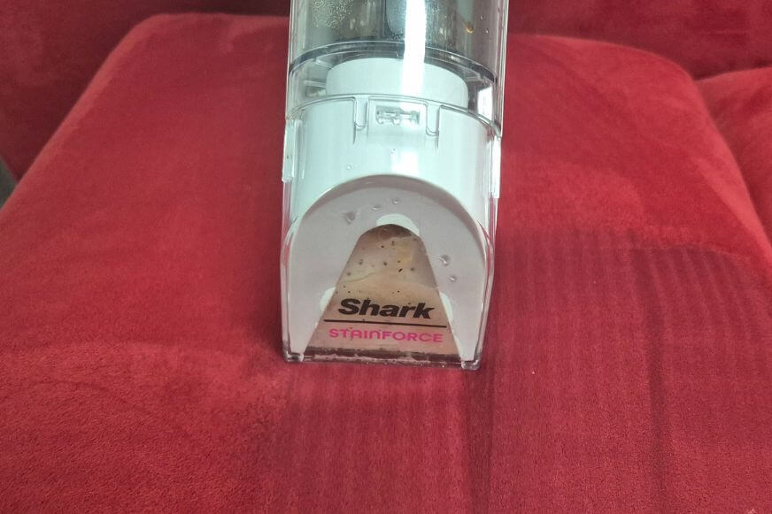 Reinigung eines Sofapolsters mit der Multi-Bürste des Shark Stainforce im Praxistest.